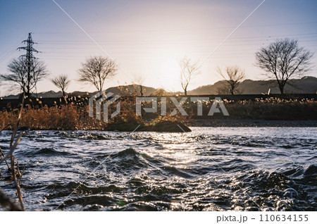 福島　夕暮れの久慈川（塙町） 110634155