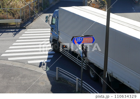 交差点を左折中のトラック　イメージ 110634329