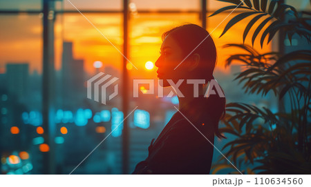 オフィスの窓から街を眺める女性 AI画像 オフィスの窓から街を眺める女性 AI画像 110634560