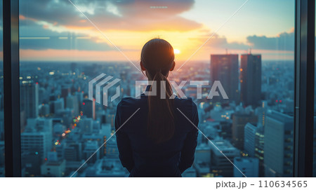 オフィスの窓から街を眺める女性　AI画像 110634565