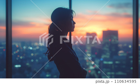 オフィスの窓から街を眺める女性　AI画像 110634595