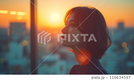 オフィスの窓から街を眺める女性　AI画像 110634597