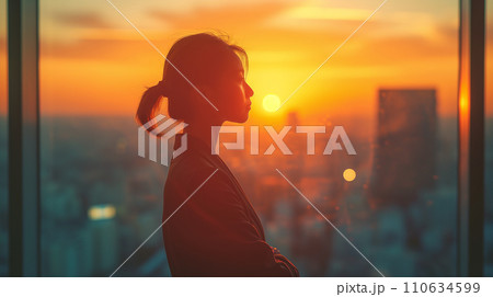 オフィスの窓から街を眺める女性 AI画像 オフィスの窓から街を眺める女性 AI画像 110634599