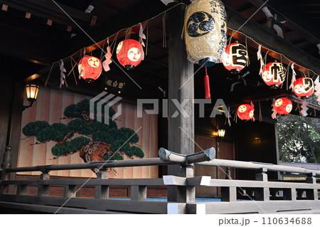 神社仏閣　金王八幡宮の神楽殿　東京都渋谷区 110634688