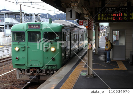 ［JR-C］草津線113系（貴生川駅） 110634970