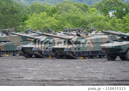 整列する陸上自衛隊10式戦車 整列する陸上自衛隊10式戦車 110635323