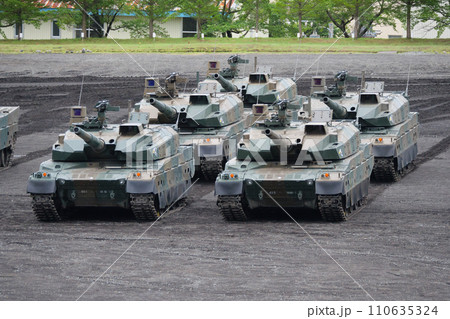 整列する陸上自衛隊10式戦車 110635324