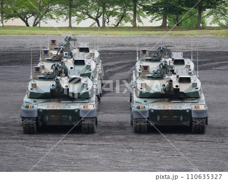 整列する陸上自衛隊10式戦車 110635327
