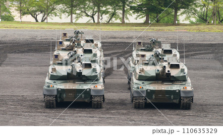 整列する陸上自衛隊10式戦車 110635329