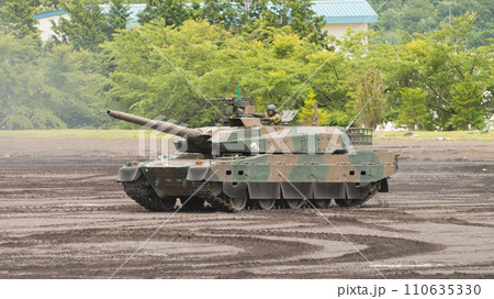 陸上自衛隊10式戦車走行 110635330
