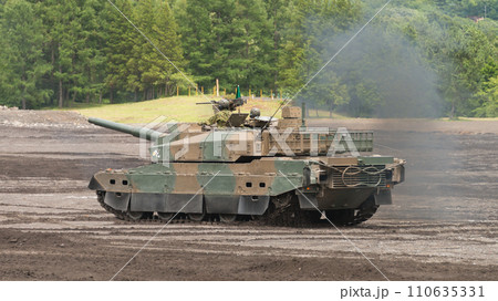 陸上自衛隊10式戦車走行 110635331