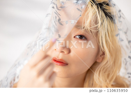 ビューティー　日本人金髪女性のポートレート　 110635950