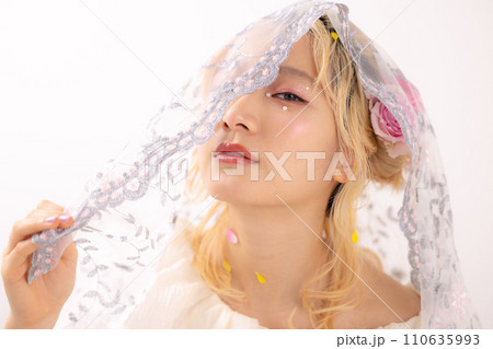 ビューティー　日本人金髪女性のポートレート　 110635993