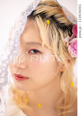 ビューティー　日本人金髪女性のポートレート　 110636001