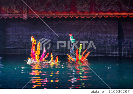 ベトナム ハノイ観光で有名な伝統芸能のタンロン水上人形劇 ベトナム ハノイ観光で有名な伝統芸能のタンロン水上人形劇 110636207