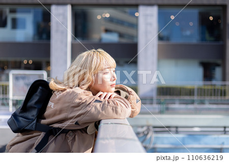 ストリートスナップ 若い女性のポートレート ストリートスナップ 若い女性のポートレート 110636219
