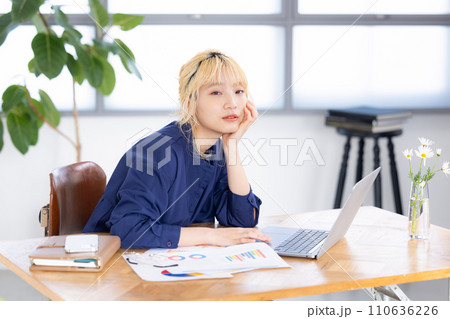 ビジネス　パソコンで仕事する若い女性 110636226