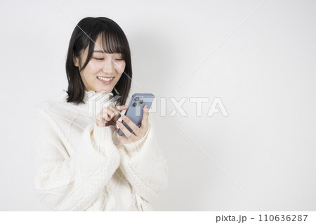 スマートフォンを使う女性 110636287