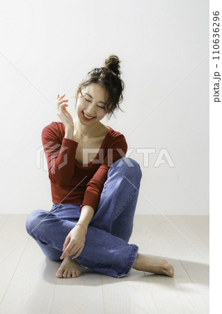 赤い服を着た若い女性のポートレート 縦位置 赤い服を着た若い女性のポートレート 縦位置 110636296