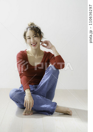 赤い服を着た若い女性のポートレート 縦位置 赤い服を着た若い女性のポートレート 縦位置 110636297
