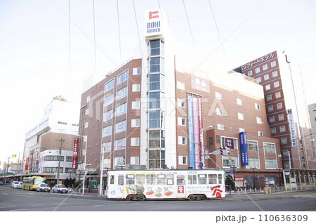 【ロゴ電話番号車ナンバーぼかし済】函館駅前カーブを行く路面電車 110636309