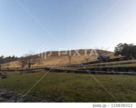 枯れた芝生が広がる冬の若草山 110636312