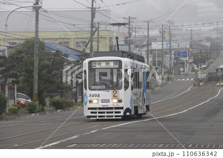 【運転手ぼかし済】函館市電3000形 青柳町電停へ向かう 【運転手ぼかし済】函館市電3000形 青柳町電停へ向かう 110636342