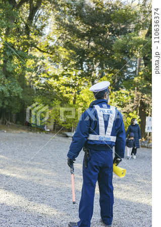 警備中の警察官の背中 警備中の警察官の背中 110636374
