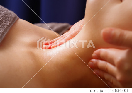首・小顔周りのマッサージを受ける女性 110636401