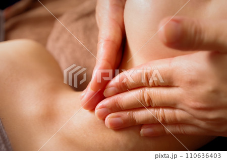 首・小顔周りのマッサージを受ける女性 110636403