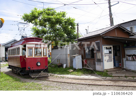 【詰所詳細ぼかし有】駒場車庫で出庫待ちの箱館ハイカラ號 110636420