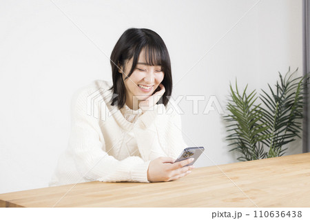 スマホを操作する若い女性 110636438