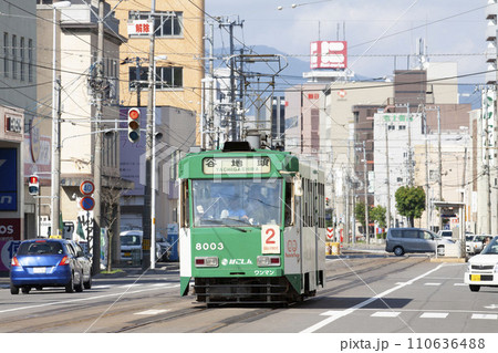 【ナンバーぼかし運転手ぼかし済ロゴマークぼかし済】函館市内を走る函館市電8000形 110636488