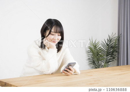 部屋でスマホを使う女性 部屋でスマホを使う女性 110636888