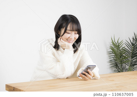 スマートフォンを使う女性 スマートフォンを使う女性 110637005