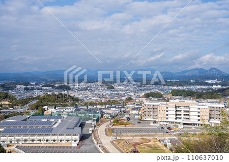 掛川市の青田山砦[陣場峠]跡から見た掛川市の街並み(静岡県) 110637010