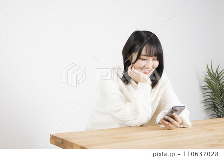 スマートフォンを使う女性 スマートフォンを使う女性 110637028