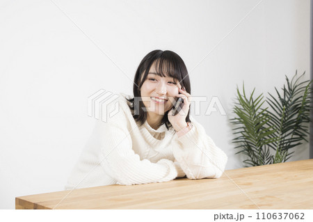 スマートフォンで通話する女性 スマートフォンで通話する女性 110637062