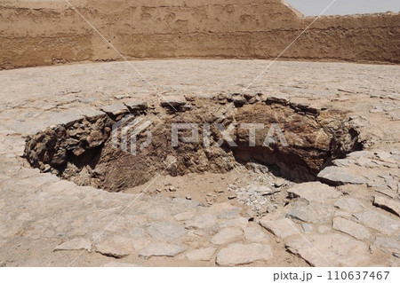 ゾロアスター教の鳥蔡場の現場 110637467