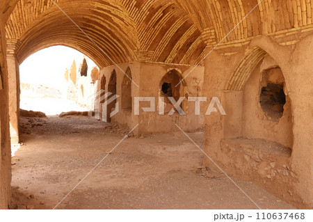 ゾロアスター教の鳥蔡場内 110637468