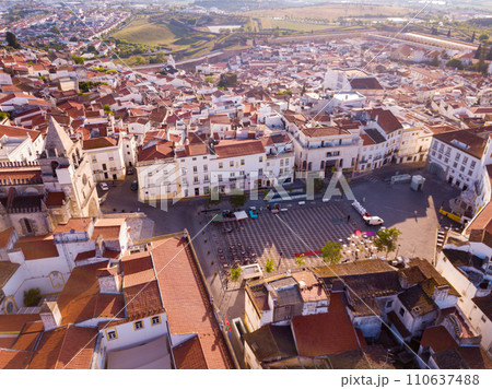 Aerial panoramic view of Elvas sity with main square and cathedral 110637488