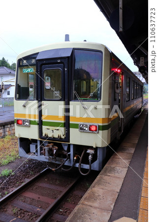 宍道駅に停車する木次線車両 110637723