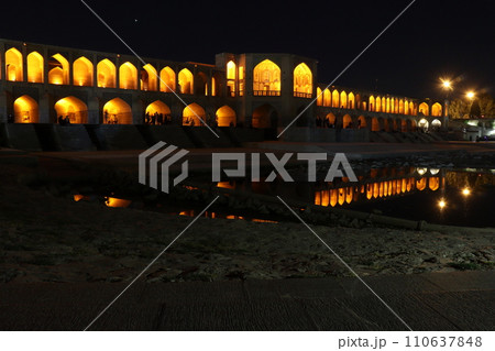 川に映るイスファハーンのハージュ橋の夜景 110637848