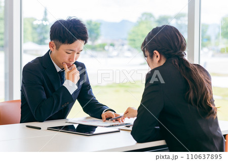 上司に指導を受けるアジア人ビジネスマン(研修・先輩・後輩・勉強) 上司に指導を受けるアジア人ビジネスマン(研修・先輩・後輩・勉強) 110637895