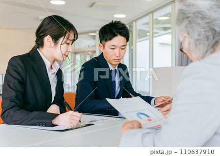 高齢者の相談を受けるスーツ姿の行政機関の男女（介護・医療・支援） 110637910