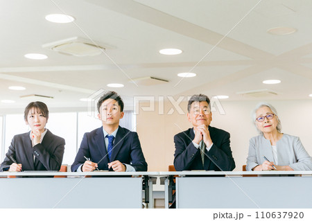 セミナーを受けるスーツ姿のシニアと若者（自己啓発・家族セミナー・介護セミナー） 110637920