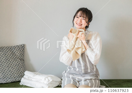 洗濯物を畳む若い主婦（柔軟剤・香り・新婚） 110637923