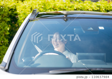 車を運転する女性ドライバー(安全運転・シートベルト・安全確認) 車を運転する女性ドライバー(安全運転・シートベルト・安全確認) 110637984