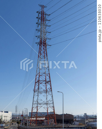 都市の中に建つ送電塔 110638010