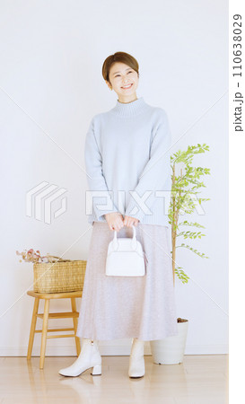 女性冬服のファッションコーディネート全身(縦向き) 女性冬服のファッションコーディネート全身(縦向き) 110638029